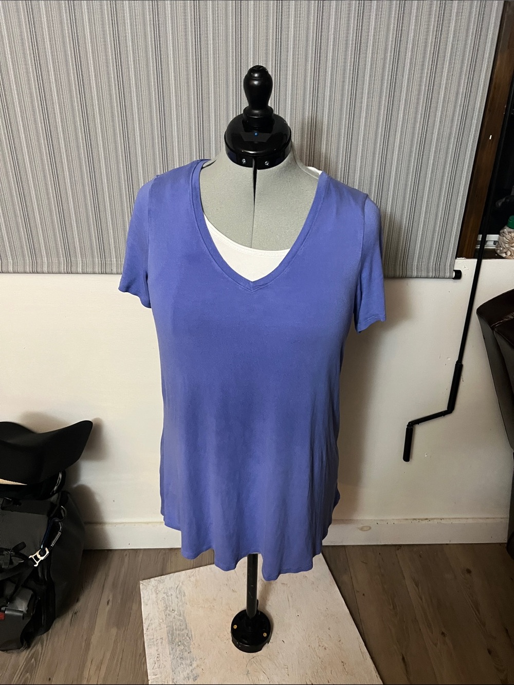 Women's V-Neck Short Sleeve Top in Lavender